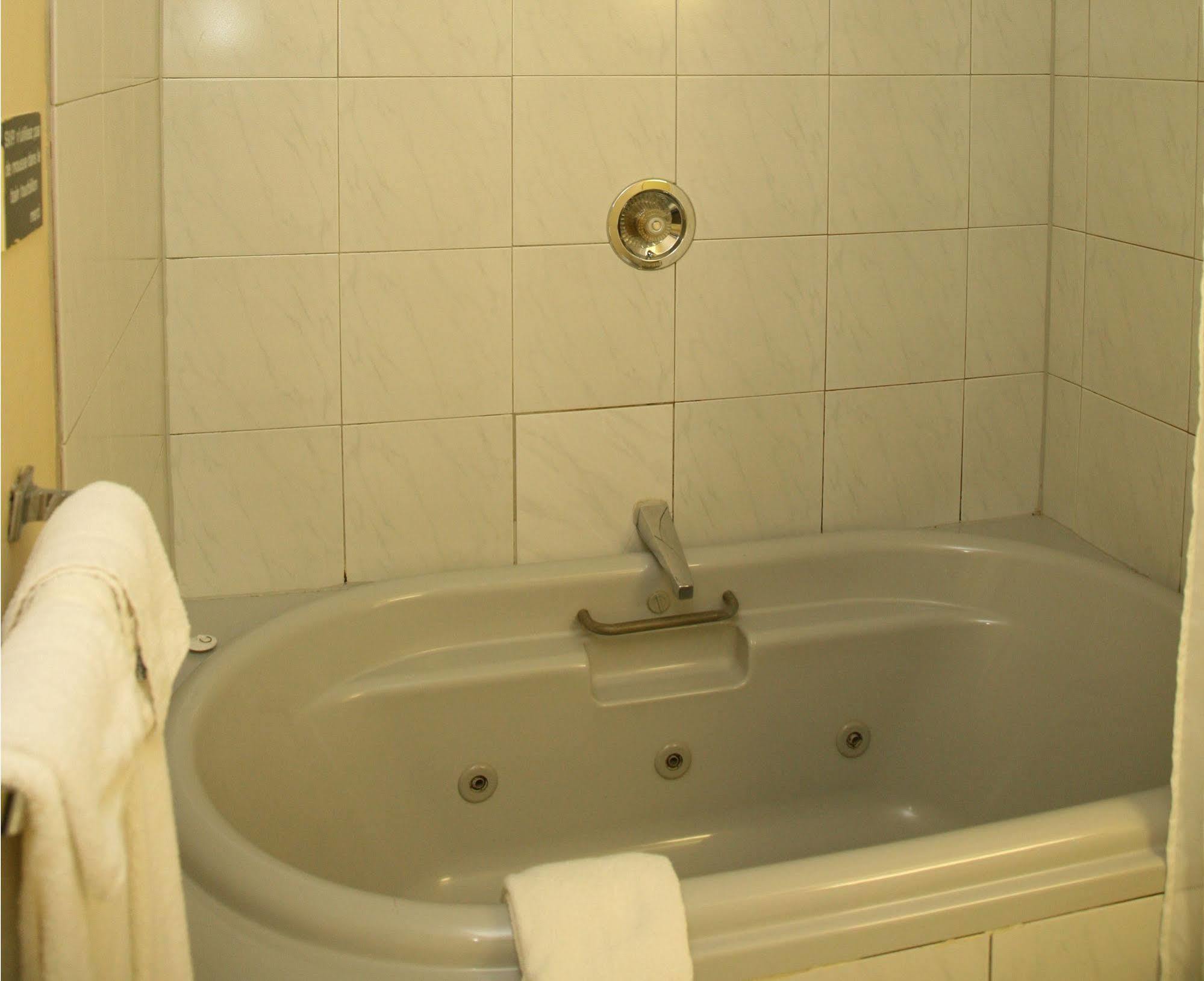 Motel & Hotel Le Luxembourg L'Ancienne-Lorette Zewnętrze zdjęcie