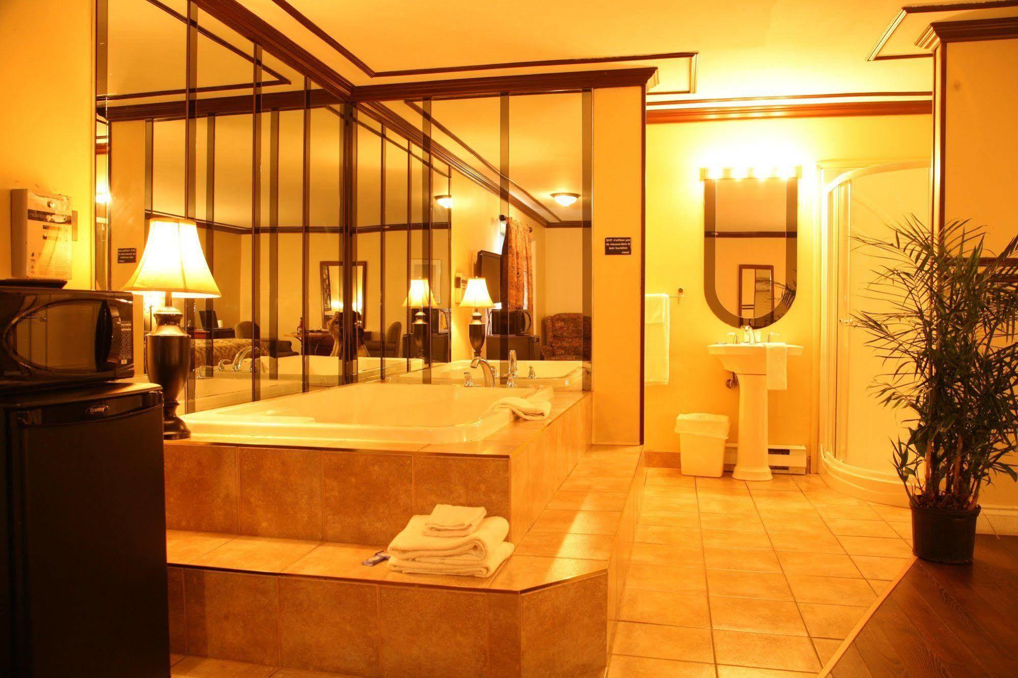 Motel & Hotel Le Luxembourg L'Ancienne-Lorette Zewnętrze zdjęcie